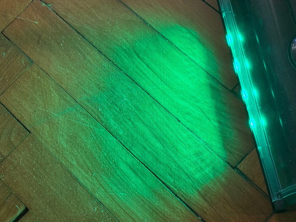 Zelené LED svetlo na kefe