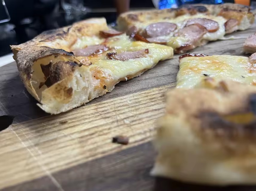 Pizza upečená v Klaif Electric Pizza Maker s nafúknutými okrajmi a chrumkavou kôrkou pri vysokej teplote podľa reálnych používateľských recenzií.