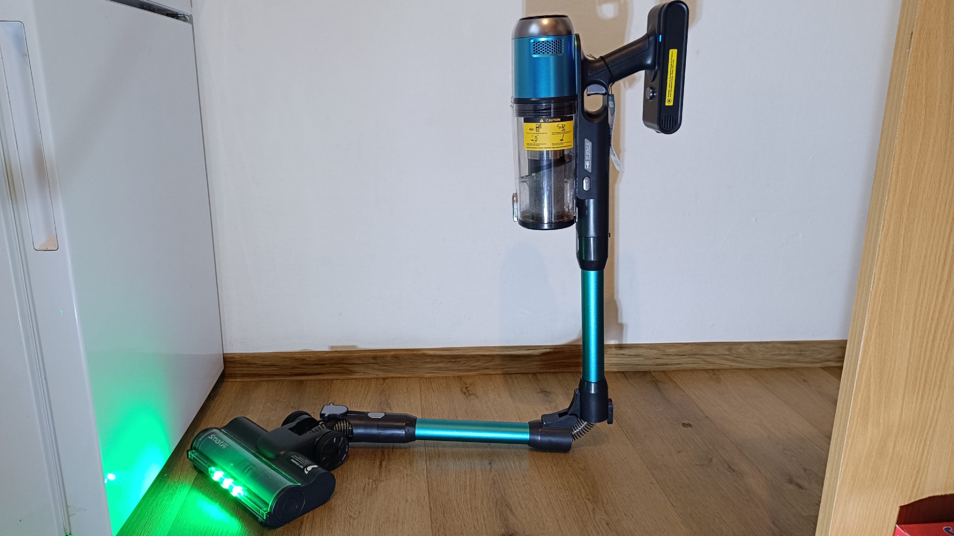 SmartAI V15 Pro tyčový vysávač so zapnutým zeleným laserom