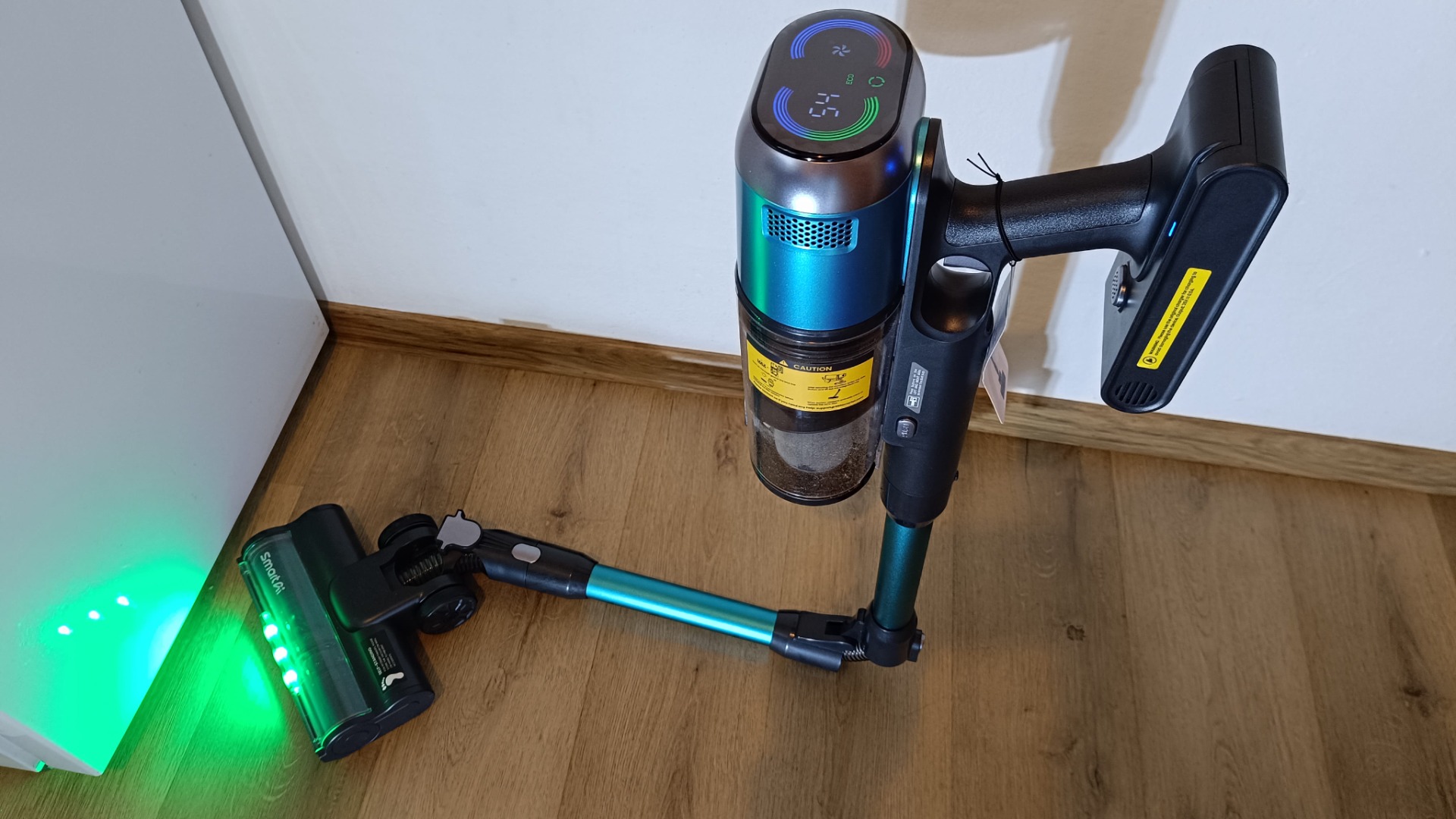 SmartAI V15 Pro so zalamovacou tyčou Bend-N-Reach pri vysávaní pod nábytkom