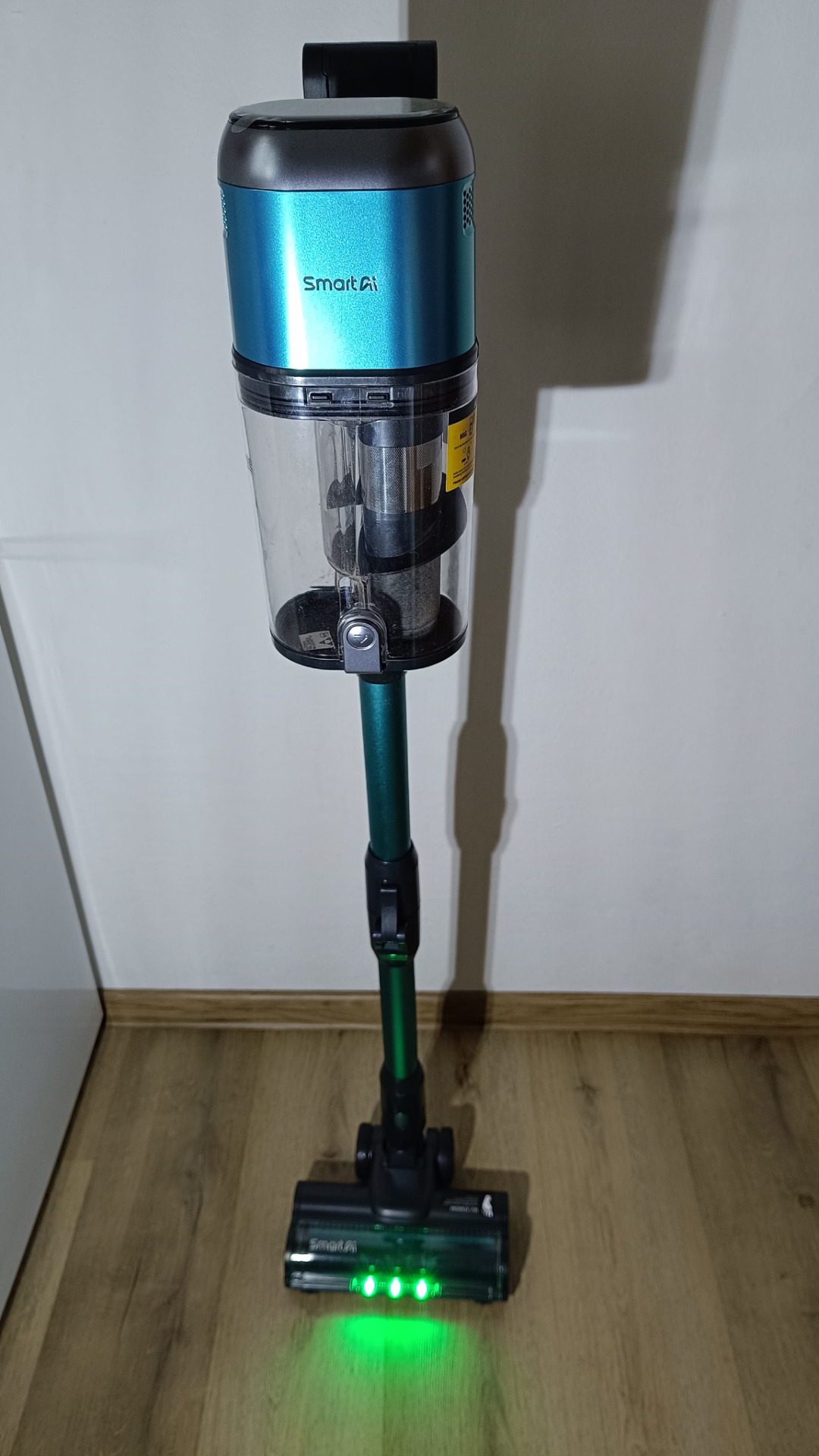 SmartAI V15 Pro so zeleným LED laserom, ktorý odhaľuje prach na podlahe