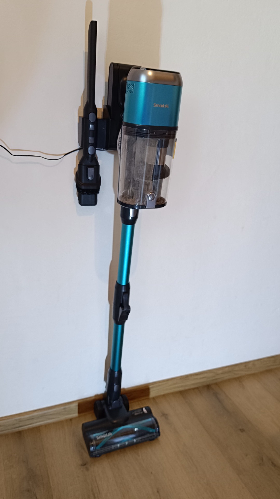 SmartAI V15 Pro v nástennej dokovacej a nabíjacej stanici